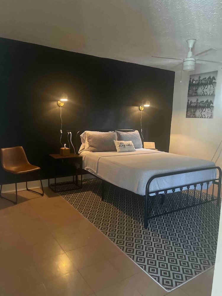 Pr Pvt Rm 5 Qn Bed Gated Comm Easy Parking view 3