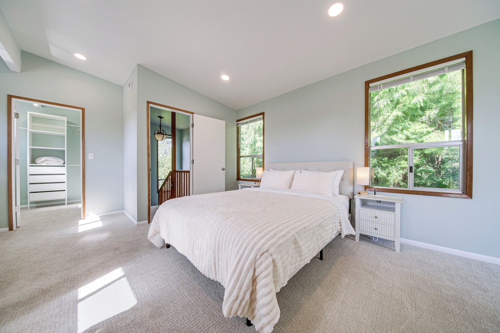 < 1 Mi to Lake Washington: Peaceful Apt in Kenmore