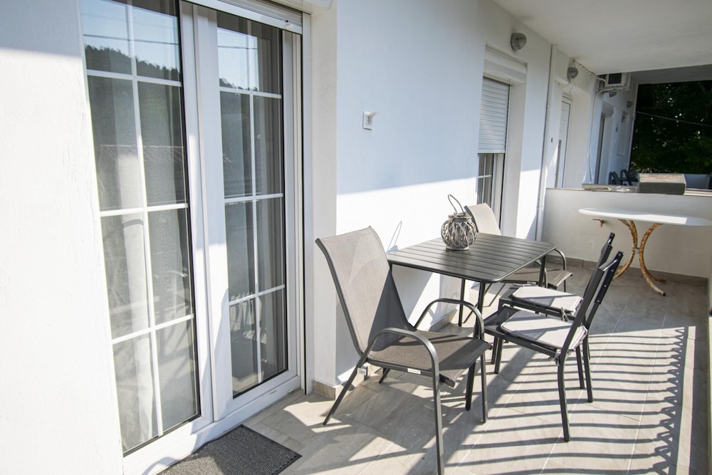 Forest View Apartment 2 by Travel Pro Services view 4