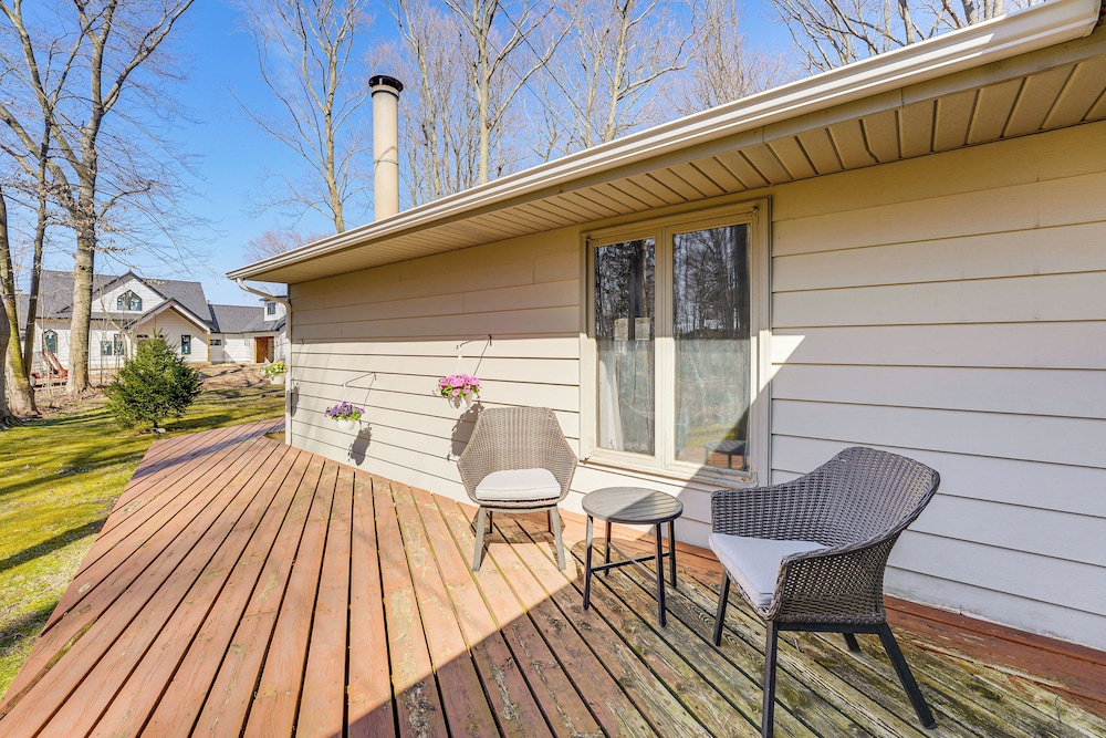3 Mi to Duck Lake State Park: Home w/ Deck!