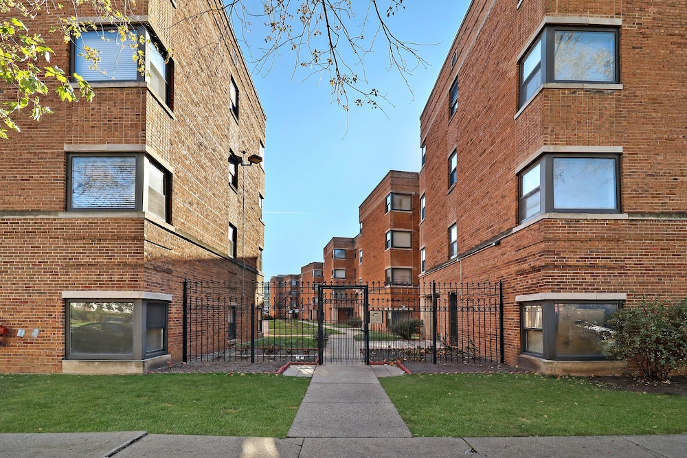 Comfy 2BR Rogers Park Apt in Sheridan view 4