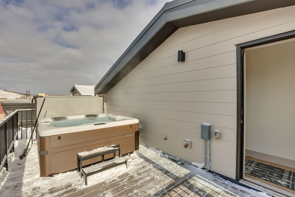 Silverthorne Townhome w/ Hot Tub: Walk to Town! view 4