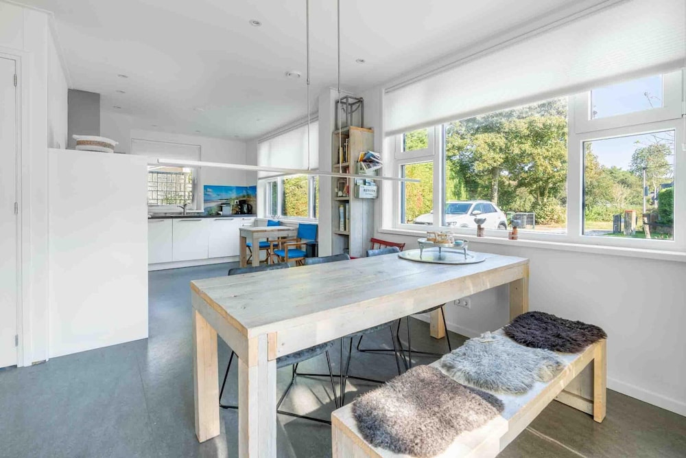 Spacious 6-person Holiday Home Near De Koog