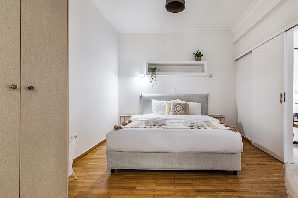 Attica - Captivating 2-Bedroom Apt & Balcony in Athens