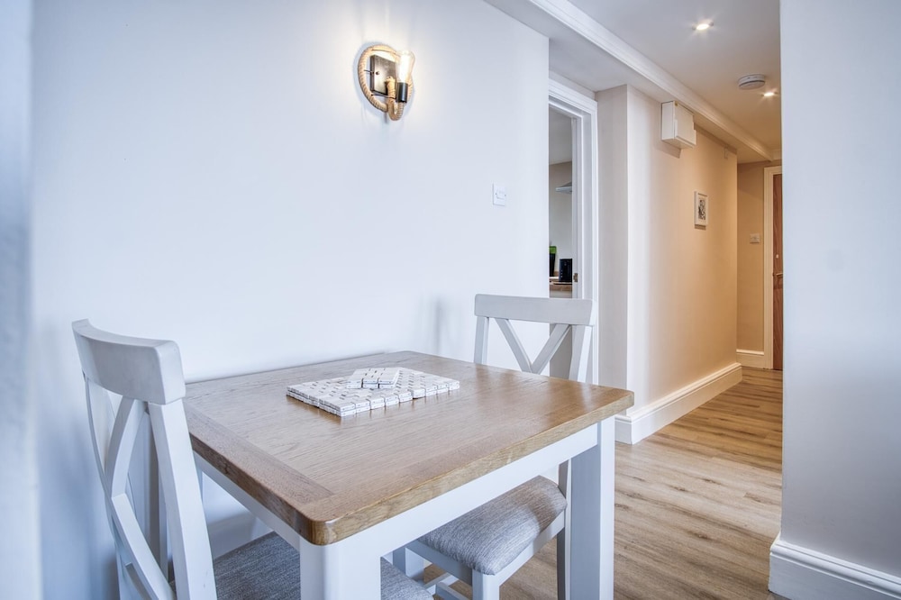 Waterfront 1 - 1 Bedroom Apartment - Wisemans Bridge