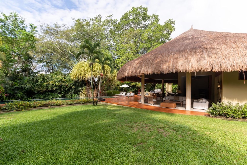 w Charming 5BR Villa at Mesa de Yeguas