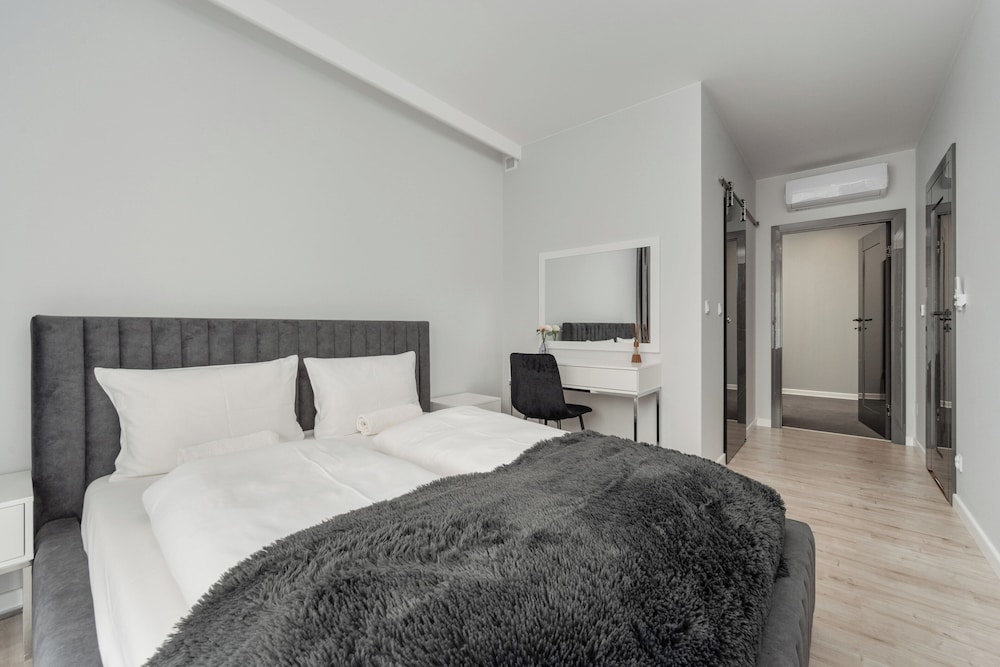 Białowieska Apartment Wrocław by Renters