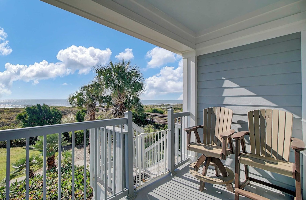 Beachfront 3bdr Condo w/ Pool & Deck Ocean Views Ocean Blvd #102 by Avantstay