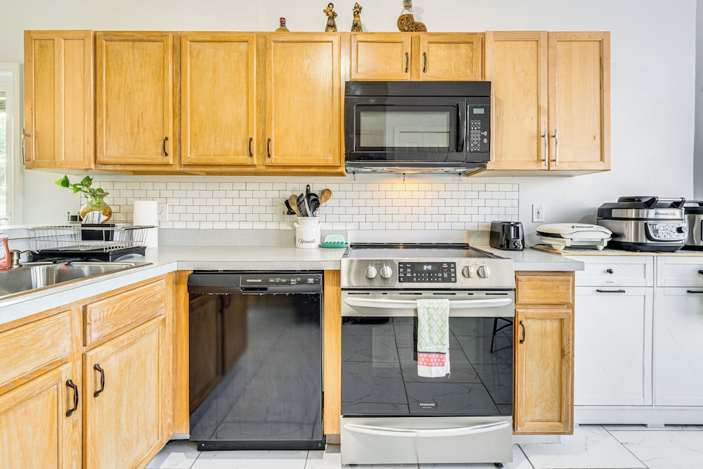 Private Pool & Yard: Family Getaway in Davenport
