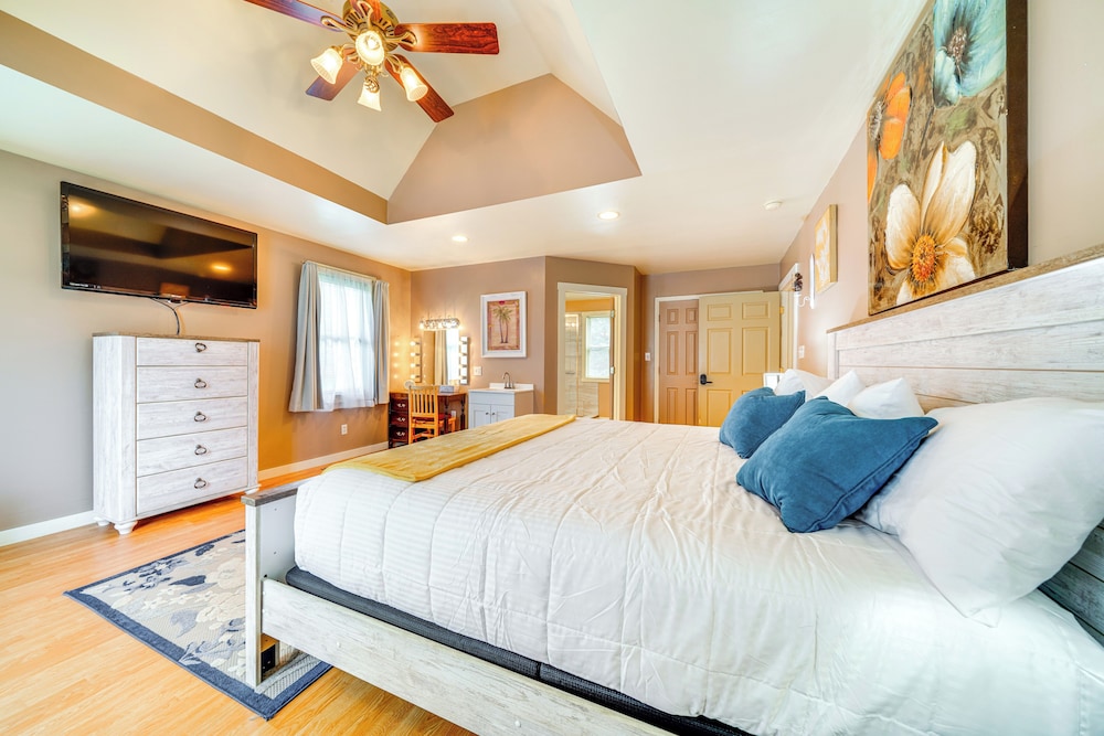 14 Mi to Dtwn Louisville: Holiday Vacation Home!