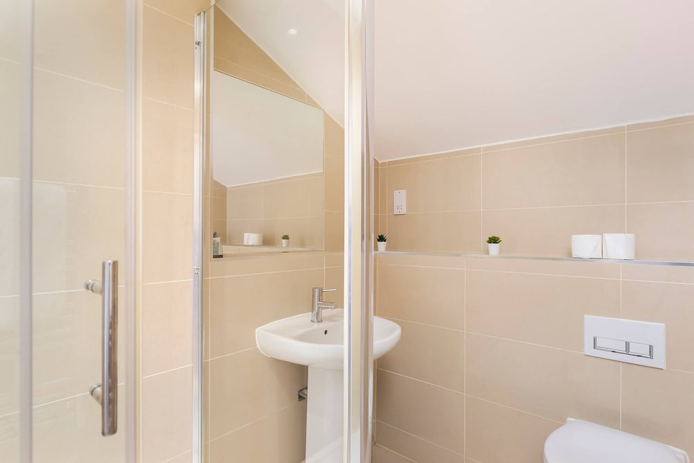 Skyvillion - Huge 4bed Apartment Wbalcony - Parking view 4