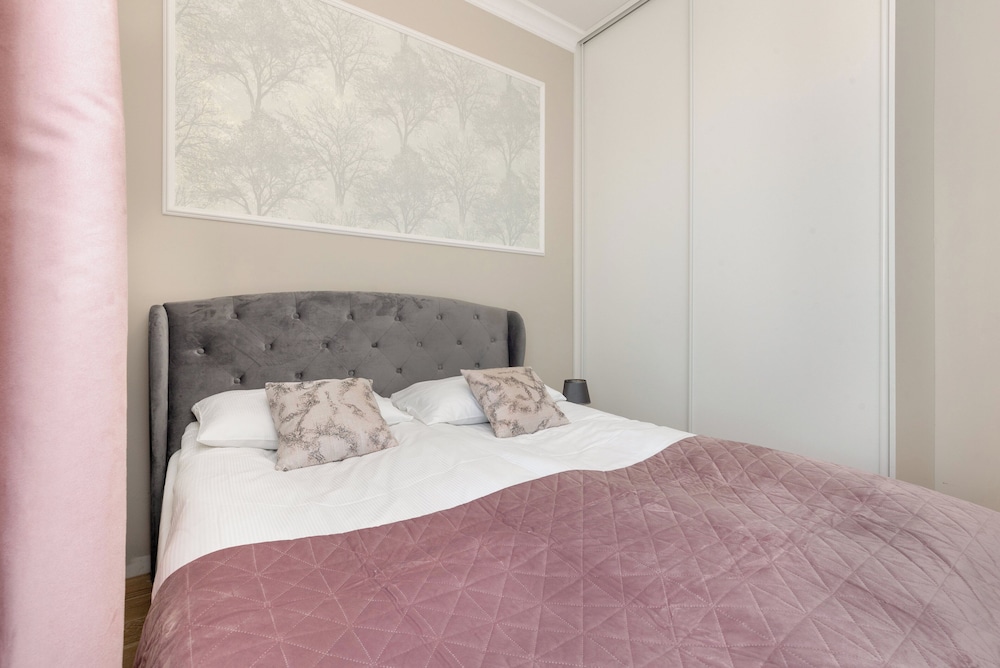 Prymasa Tysiąclecia Apartment by Renters view 2