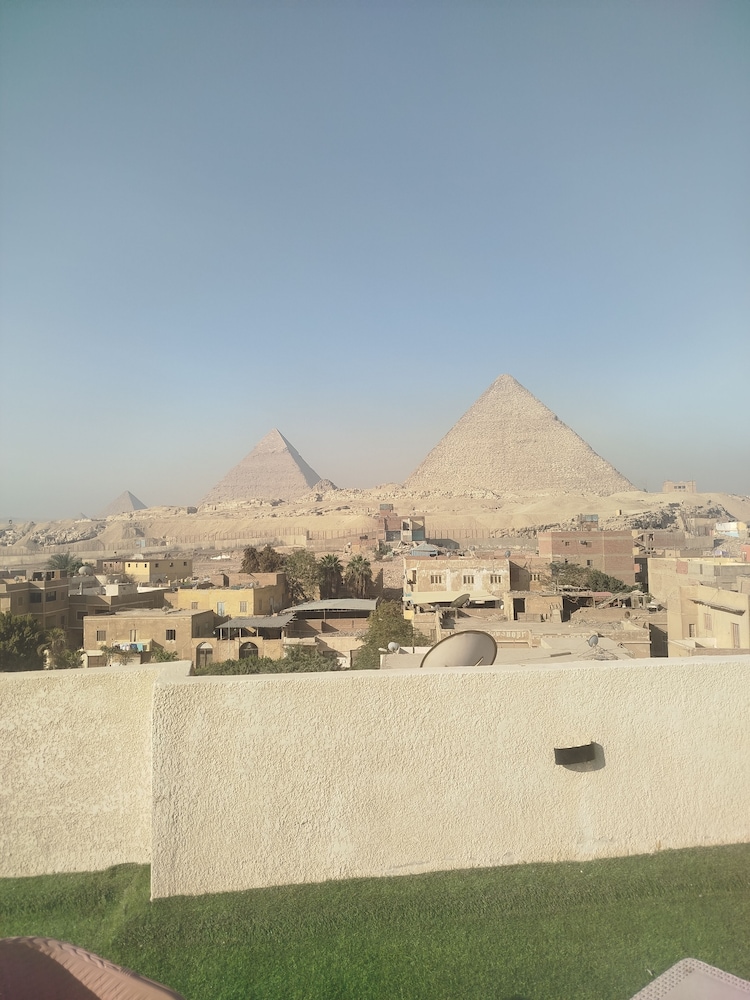 Isis pyramids view inn