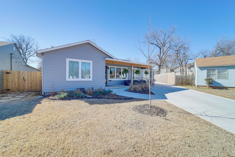 Walk to Gathering Place & Brookside: Tulsa Studio