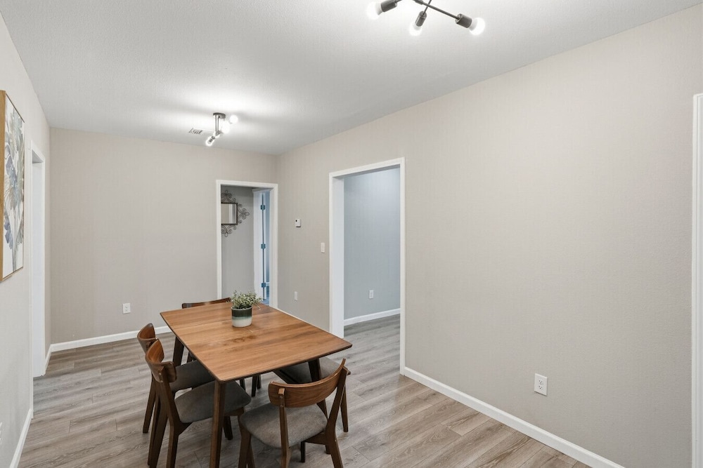 Spacious 4BR Gem Family-friendly Near Downtown