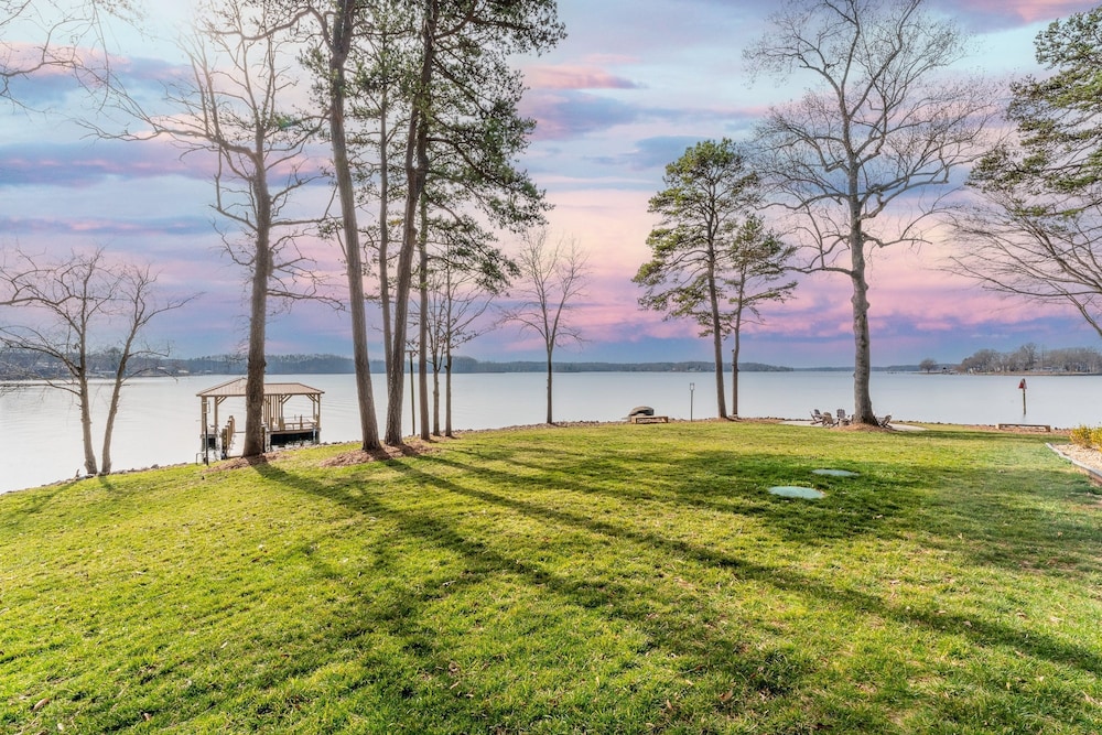 Paradise Peninsula by Avantstay Waterfront Private Beach Hot Tub View