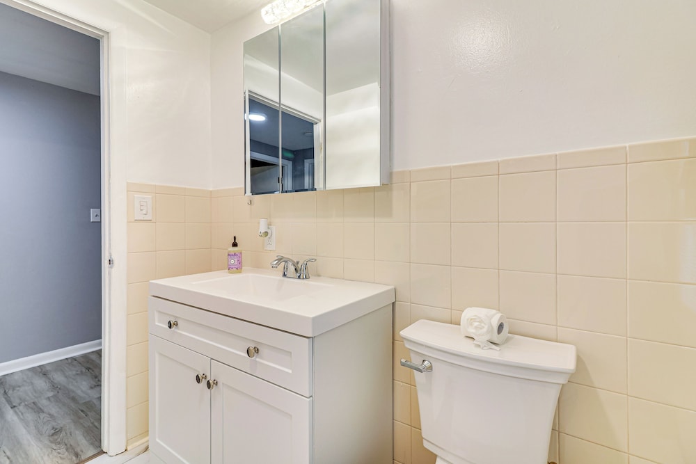 12 Mi to Rutgers: Brand New Apt w/ Home Office!