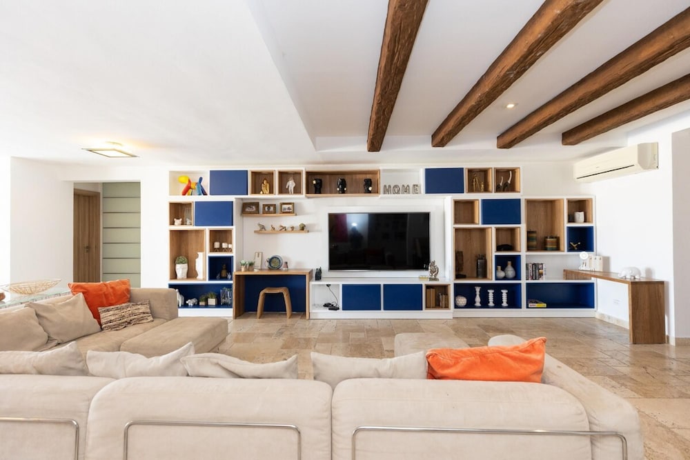The Wow House by Acomodo