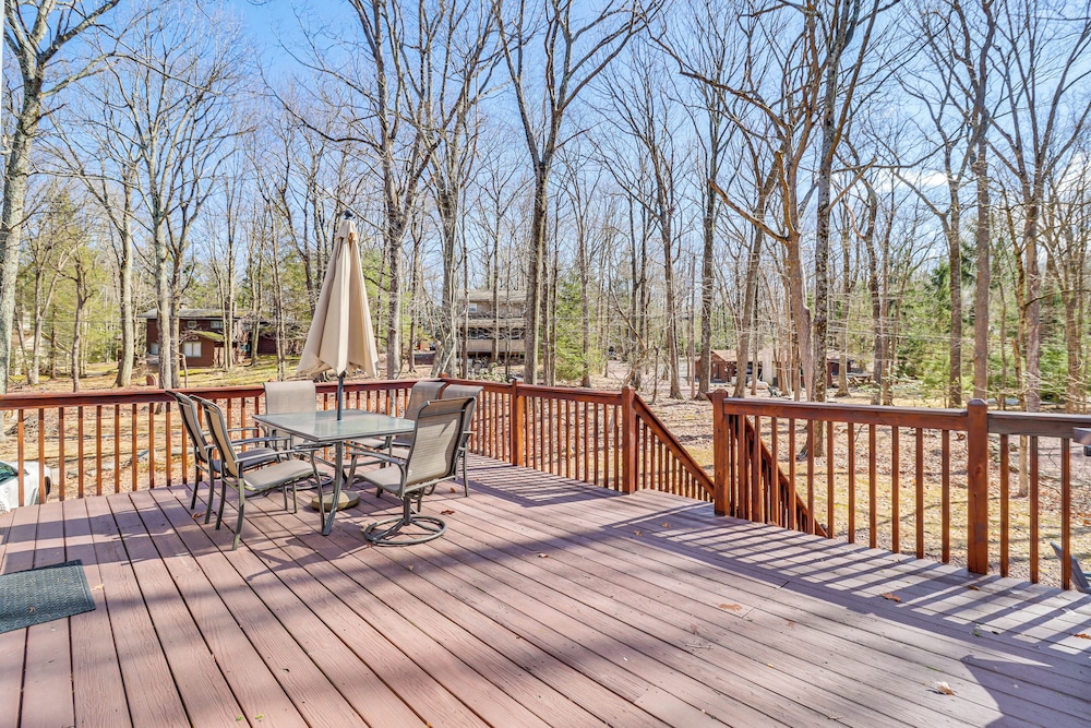 Walk to Lake Harmony: Family Retreat w/ Decks!