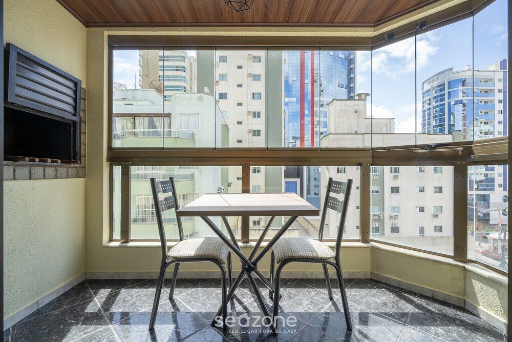 Apartment in Great Location in Meia Praia Eio6031