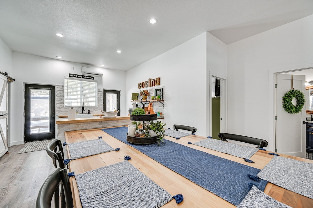 Grill & Patio: Charming Cabin in Munds Park