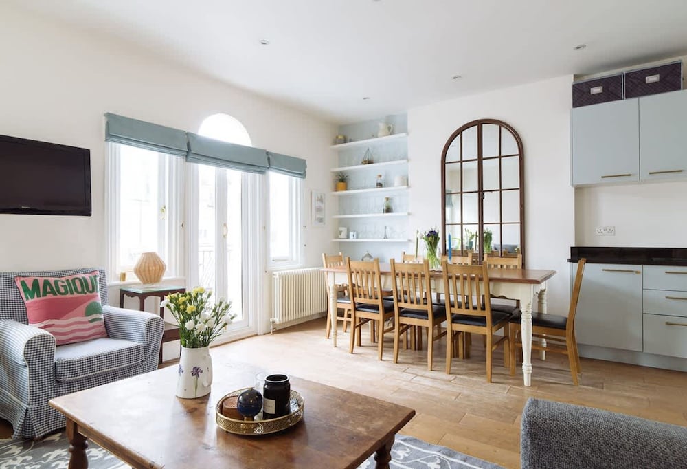 Sunny Roof Terrace Barons Court Sleeps 4-6