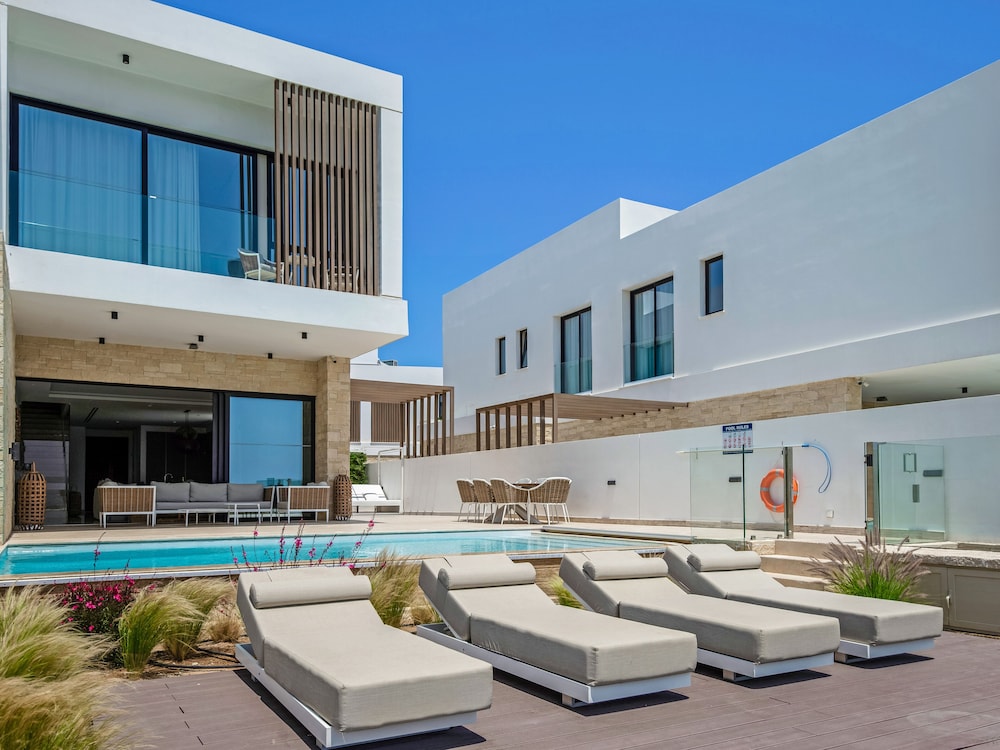 Sanders Konnos Bay Aphrodite - Exquisite 6-bedroom Villa On the Beach Front