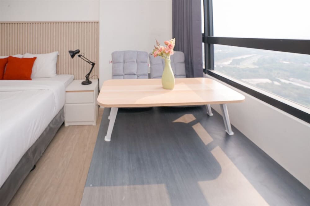 Comfortable Studio Room at Collins Boulevard Apartment