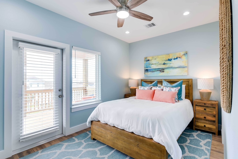 Steps to Coast: Gorgeous Beach House in Galveston