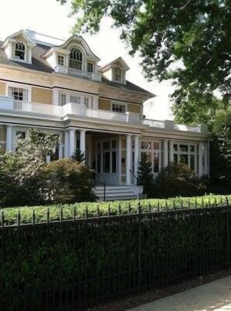Inn at 202 Dover