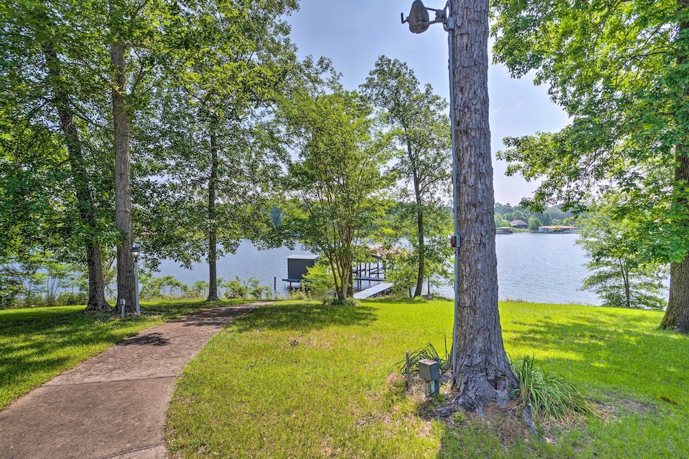 Beautiful Toledo Bend Retreat w/ Private Dock view 4