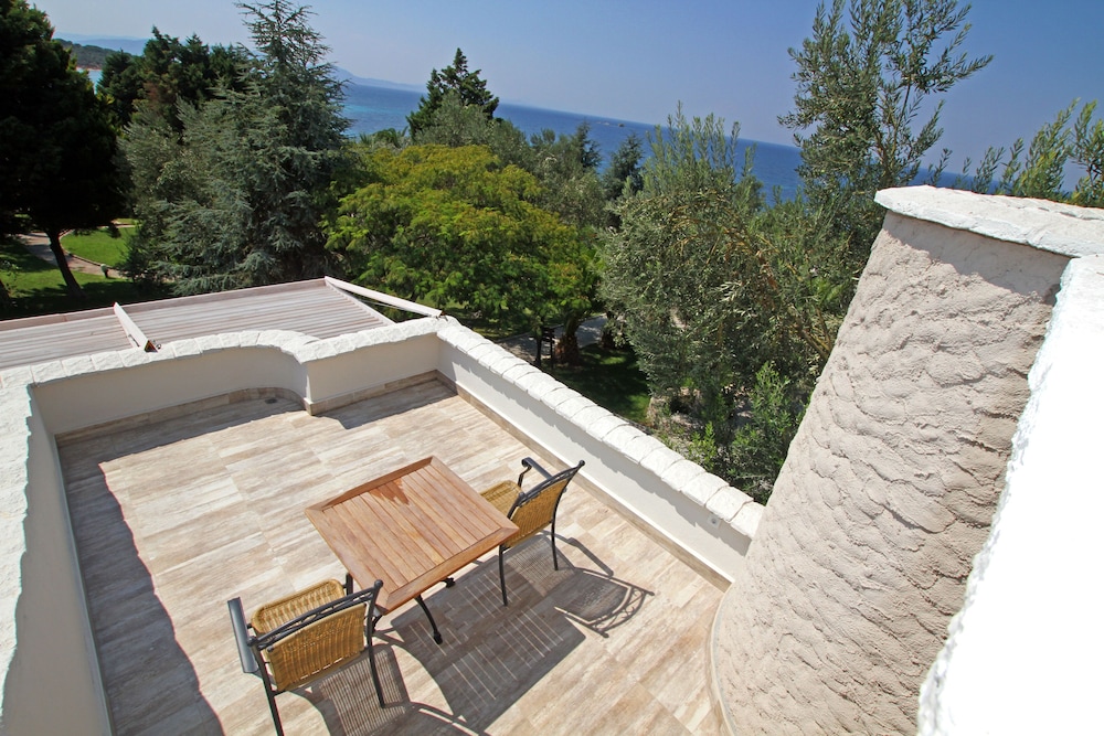 Oliviera Private Island Hotel – Kalem Island view 4