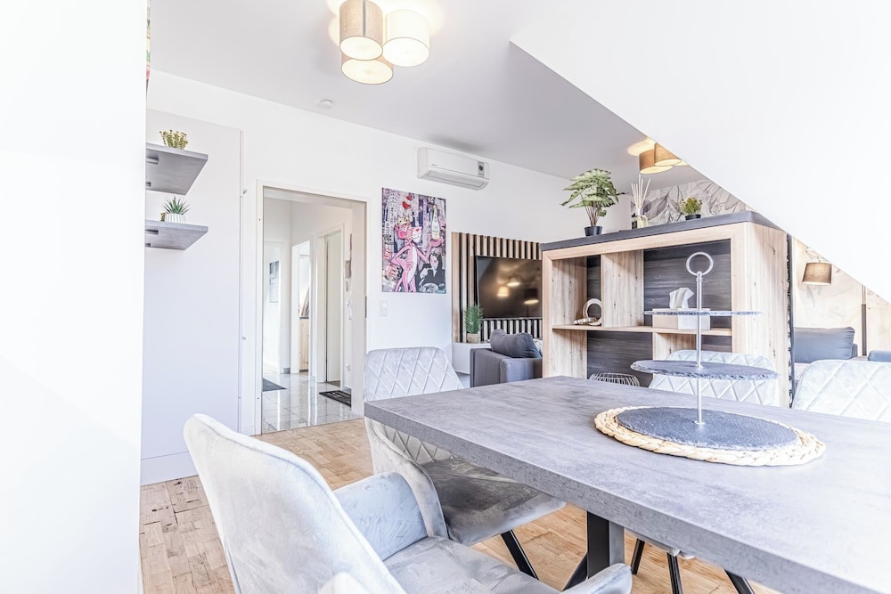 Luxury AC Balcony Apartment City Center