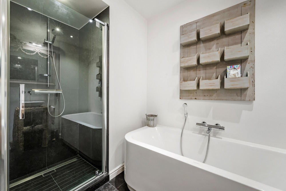 Luxury 4-bedroom Apartment With Large Terrace
