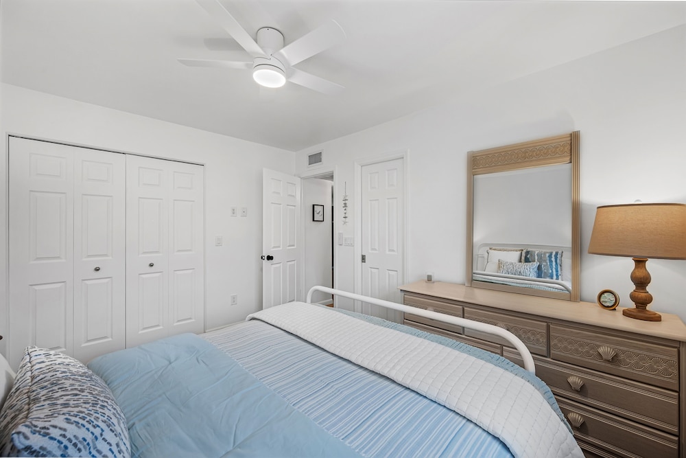 Naples Henrie Hideaway - Private Pool, Pet Friendly 12 Mins From Beach & Downtown 3 Bedroom Home