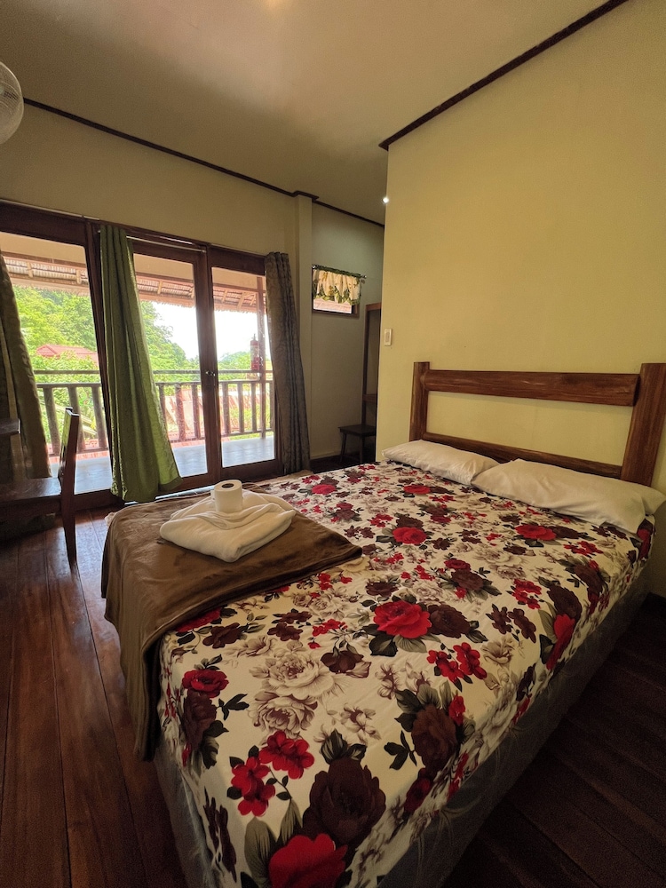 Novie's Tourist Inn