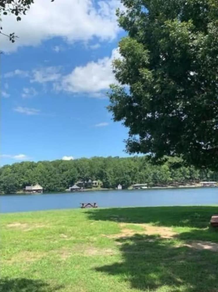 Cozy and Comfy with Lake Access