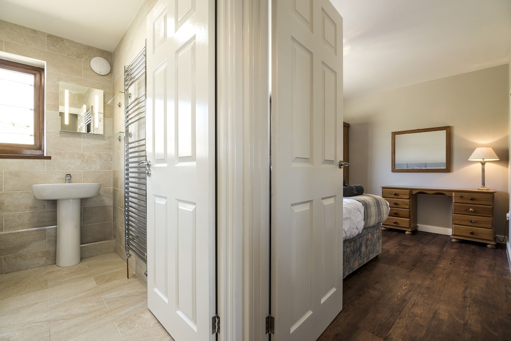 The Beacon - 3 Bed - Ludchurch view 4