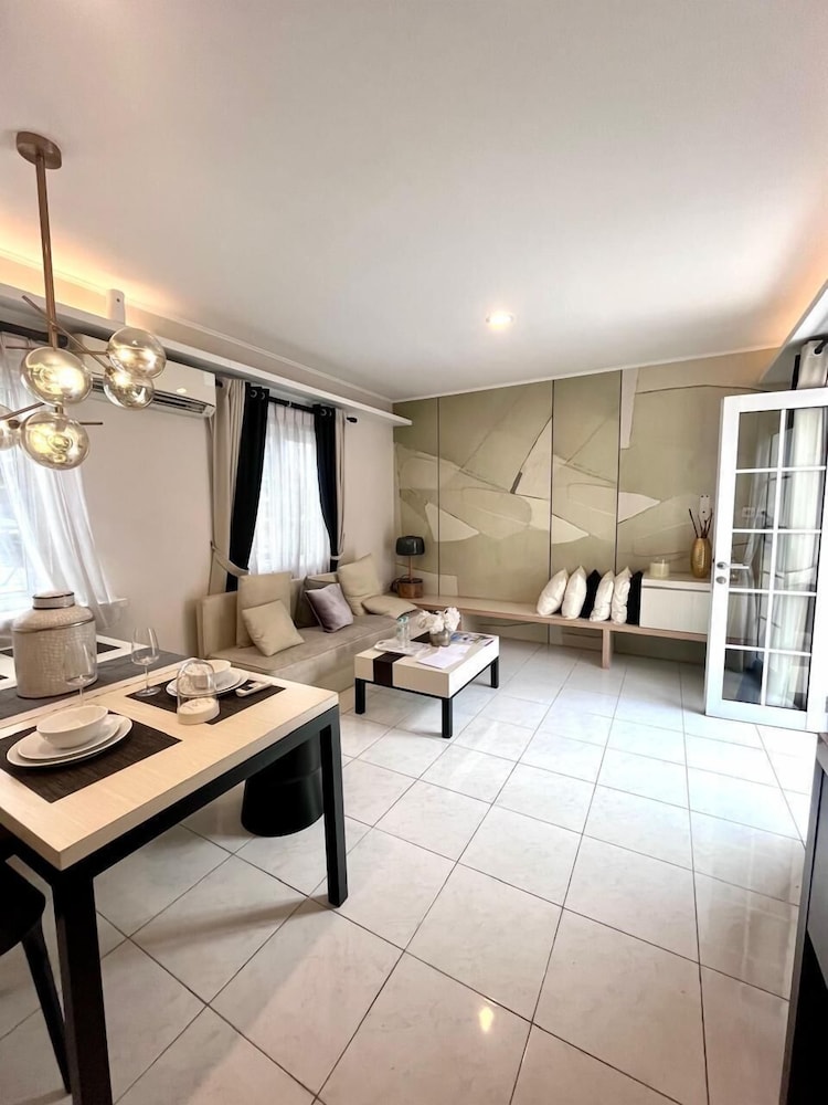 Suite Room by Echa at Alesha House