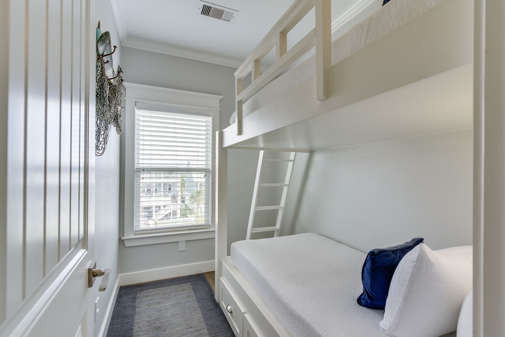 Walk to Ocean: Beach House w/ 2 Decks in Galveston