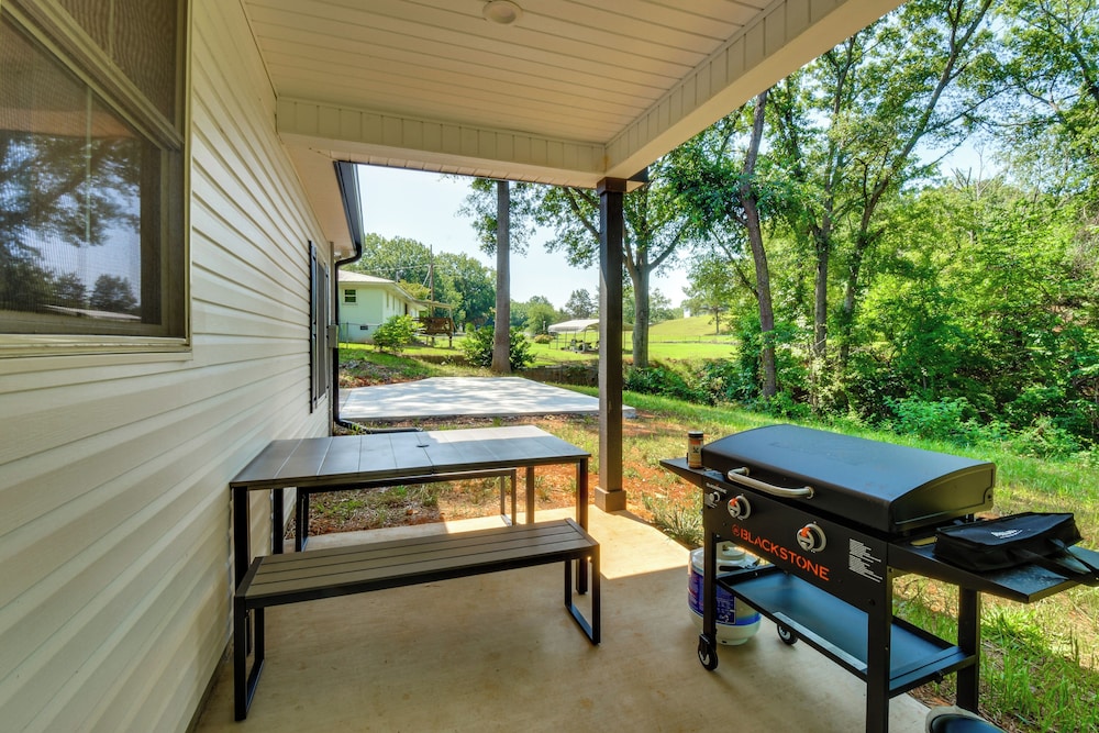 1 Mi to Lake Hartwell: Updated Retreat w/ Patio!