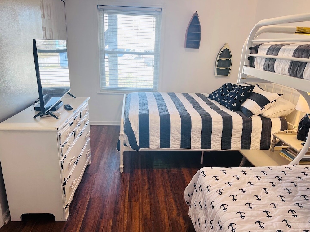 Holden Time 3 Br home by RedAwning view 3