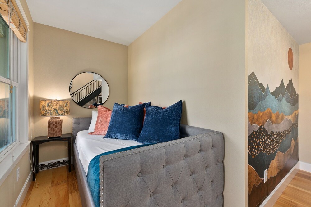 Royal Perch - Loft With King Suite + Vaulted Ceilings