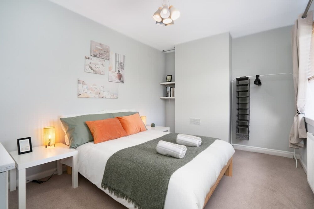 3 Bedroom House - Free Parking