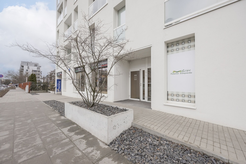 Bobrowiecka Modern Apartment by Renters