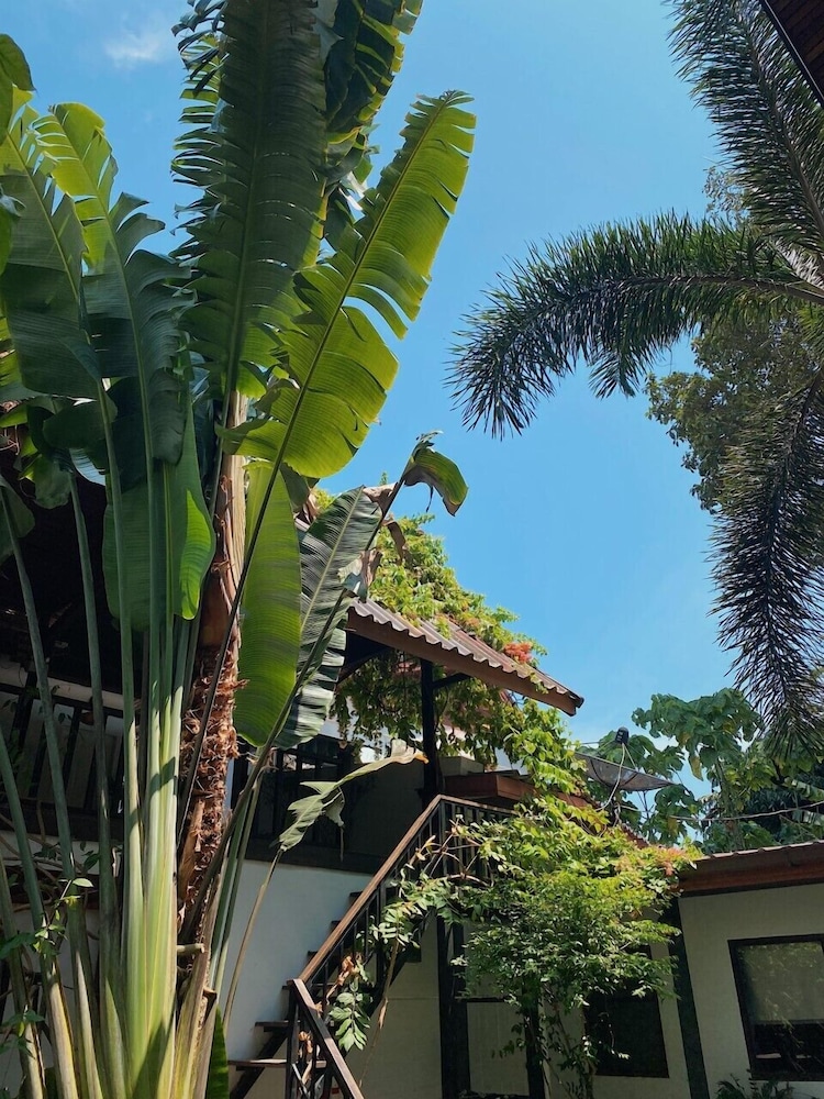 The Reef Hotel & Studios