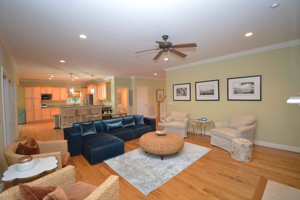 Island Time - Pet Friendly and Minutes From Beach
