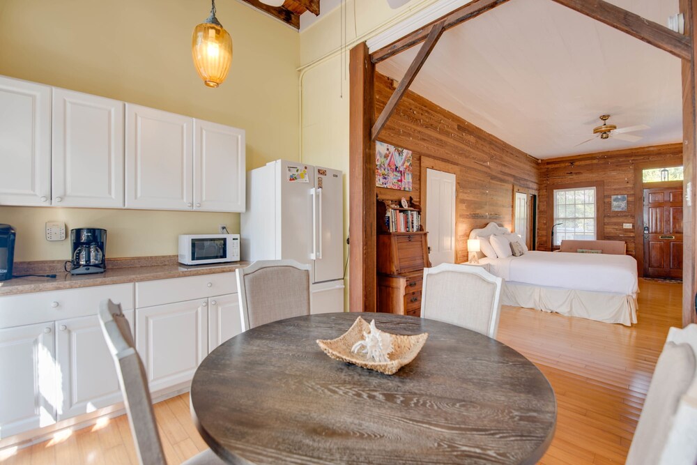 New Rose Petal Petite Suite - Pool Parking