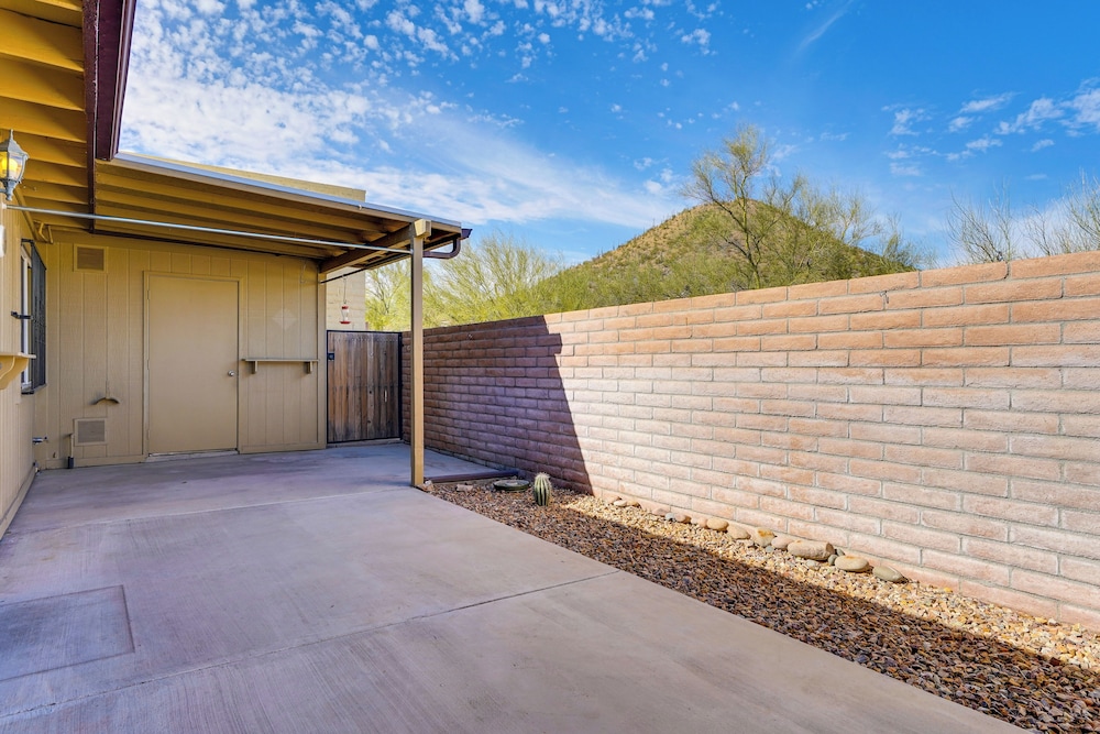 4 Mi to Downtown Tucson: Peaceful Townhome!