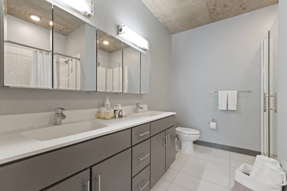 2BR Apt Stunning Views Steps to Michigan Avenue